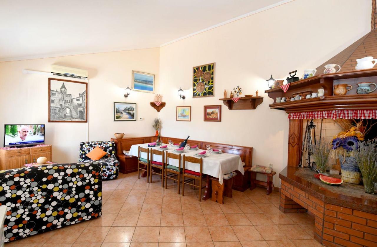 Nadia'S House Villa Pican Bagian luar foto